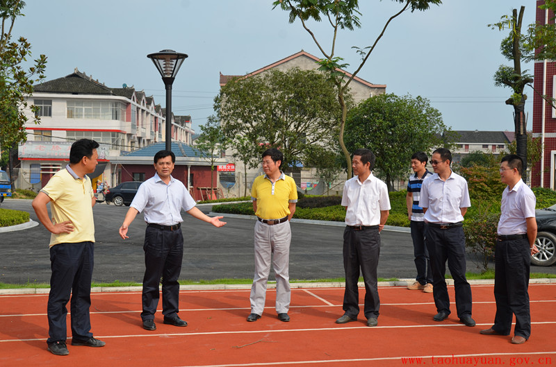  考察民生项目崇义小学.jpg