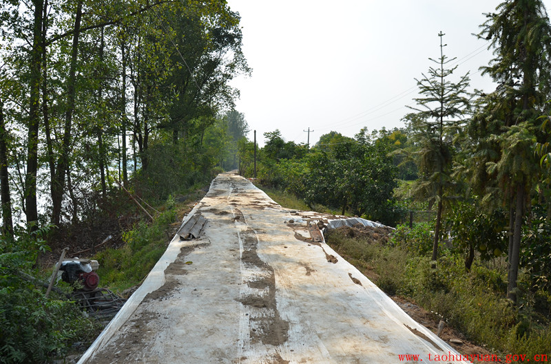 正在进行道路硬化.jpg