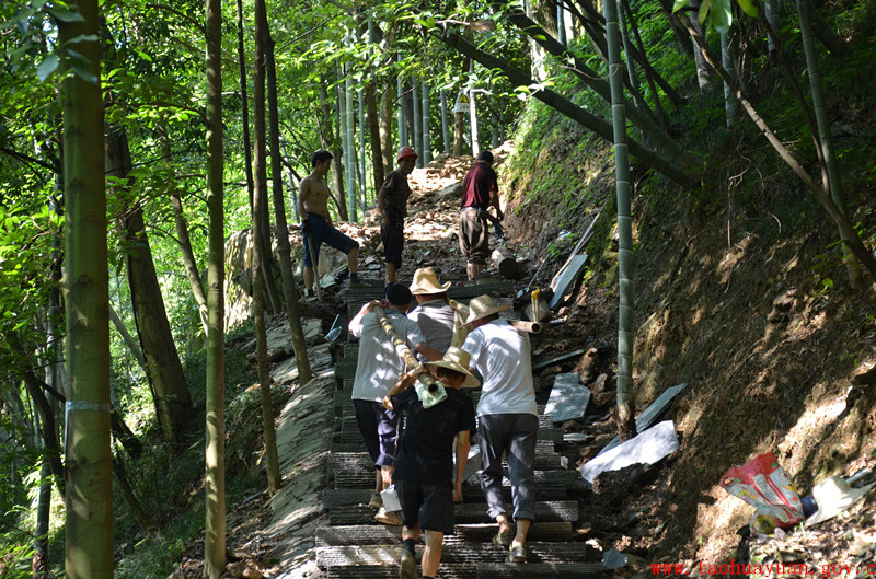 桃花山上的建设者们.jpg