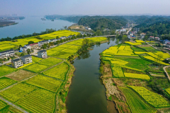 桃花源里来踏春