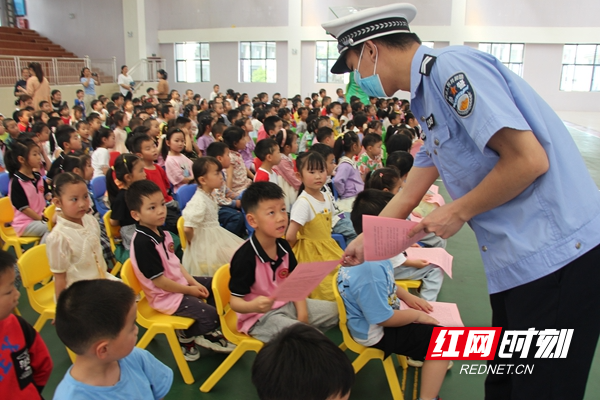 图四：小手拉大手发放《致学生和家长的一封信》.jpg