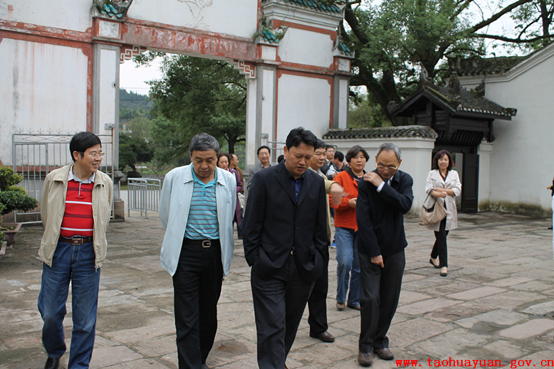 在桃花山考察.jpg