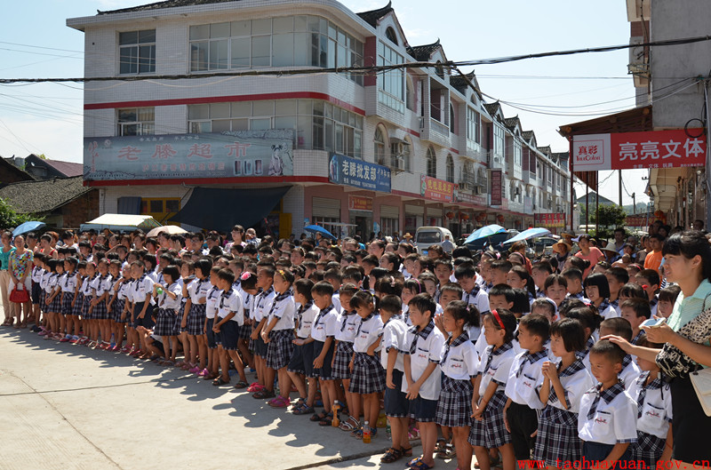 学生参加揭幕仪式.jpg