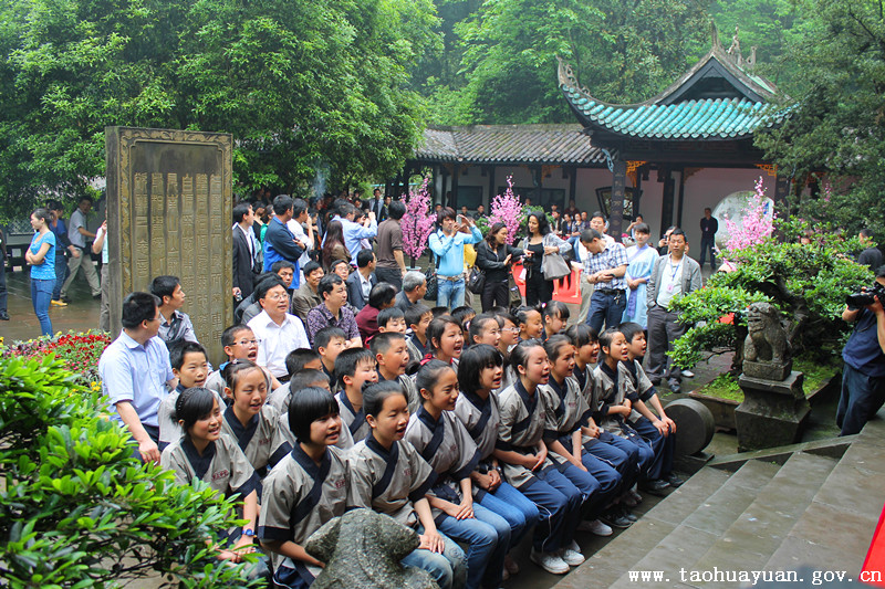 国学堂学员在齐诵桃花源记.jpg