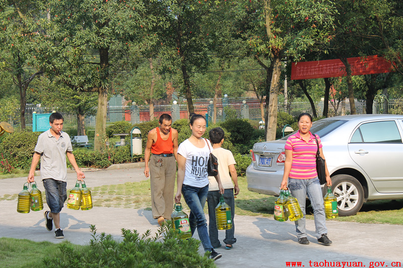 道长捐米油来敬老院.jpg