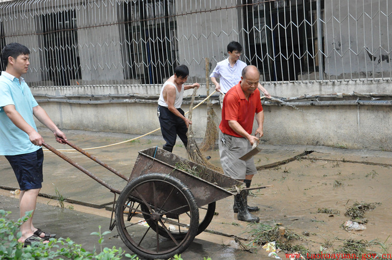 清理学校淤泥.jpg