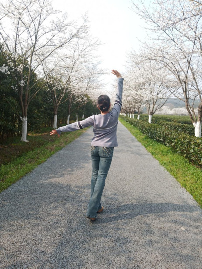 桃花源里来踏春